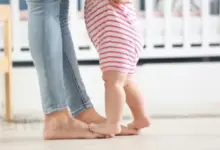 افهمي تطور نمو طفلك منذ خطواته الاولى