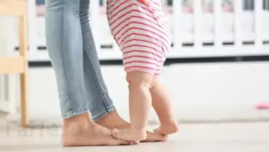 افهمي تطور نمو طفلك منذ خطواته الاولى