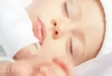 لماذا يعد النوم بالقرب من طفلك أمرًا مهمًا